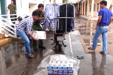 "Ngụy trang" xe bán quần, áo cũ để chở thuốc lá lậu