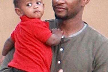 Usher đón con trai thứ hai