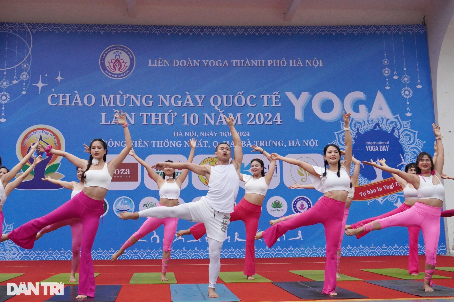 Ấn tượng màn đồng diễn yoga của 2.000 người ở Hà Nội - 2