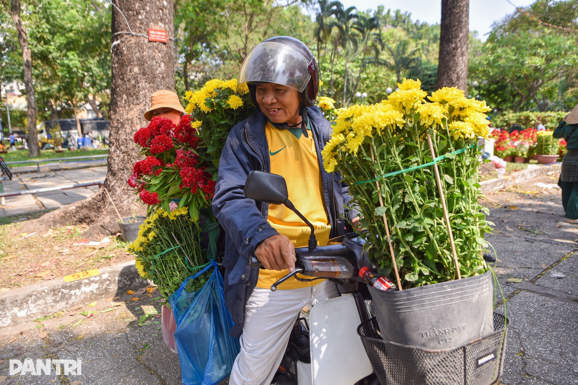 Người dân TPHCM mua cả xe hoa với giá 200.000 đồng trong ngày 30 Tết - 4 Người dân TPHCM mua cả xe hoa với giá 200.000 đồng trong ngày 30 Tết - 4