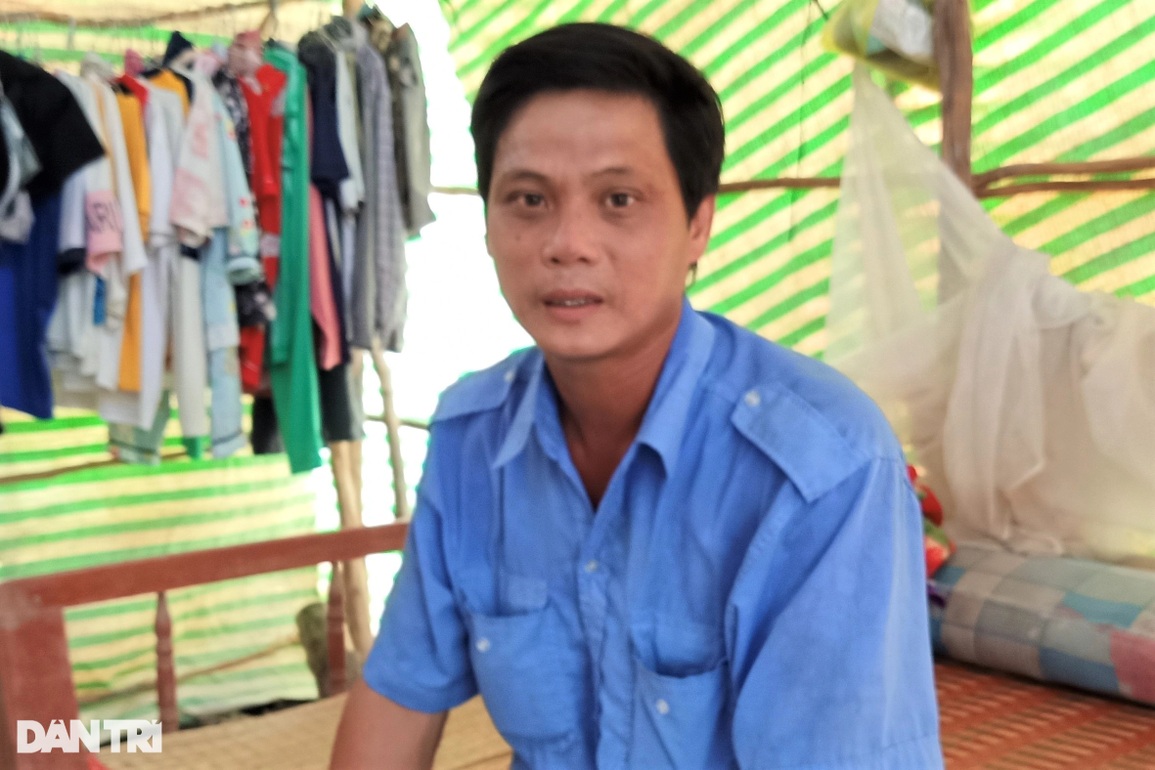 Cha bệnh cùng 3 con thơ nguy cơ thất học, lay lắt trong căn lều rách nát - 3 Cha bệnh cùng 3 con thơ nguy cơ thất học, lay lắt trong căn lều rách nát - 3