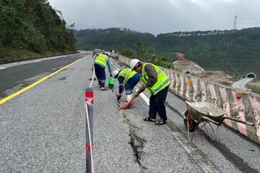 Xử lý vết nứt ở đèo Ngang, gần khu vực nhiều giun trồi lên mặt đất