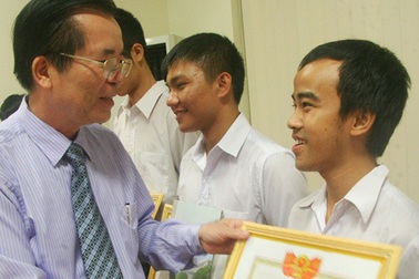 Đại học Huế khen thưởng sinh viên đỗ thủ khoa