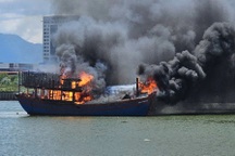 Tàu cá bốc cháy dữ dội trên sông Nhật Lệ giữa trưa