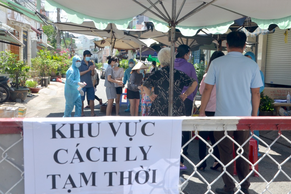 TPHCM phong tỏa đường Đoàn Phú Tứ vì ca nghi Covid-19, sàng lọc 300 người - 4 TPHCM phong tỏa đường Đoàn Phú Tứ vì ca nghi Covid-19, sàng lọc 300 người - 4
