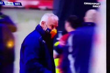 Cả gan bế thốc trọng tài lên ăn mừng, cầu thủ nhận cái kết đắng