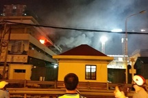 Khoa khám bệnh của Bệnh viện Bạch Mai bốc cháy trong đêm