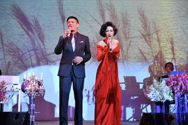 Ý Lan đưa chồng lên sân khấu