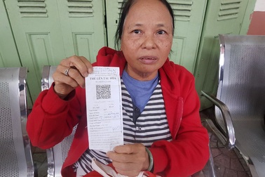 Hành khách bơ phờ chờ vào Nam khi đường sắt tê liệt