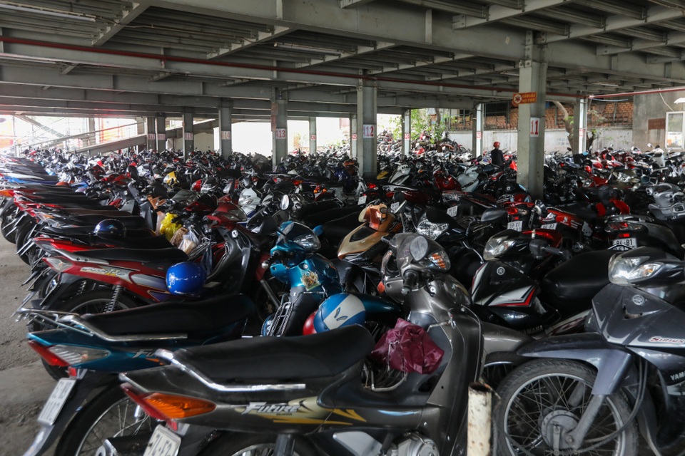 Hơn 500 chiếc xe máy vô chủ chất đống trong bến xe - 8 Hơn 500 chiếc xe máy vô chủ chất đống trong bến xe - 8