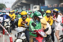 Ngày nghỉ lễ cuối cùng: Xe ôm công nghệ kiếm tiền triệu nhưng lo Covid-19