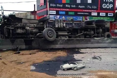 Xe bồn lật nghiêng, hàng nghìn lít xăng tràn ra đường