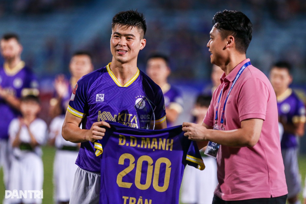 Hoàng Đức ghi bàn trong ngày HLV Kim Sang Sik dự khán sân Hàng Đẫy - 2 Hoàng Đức ghi bàn trong ngày HLV Kim Sang Sik dự khán sân Hàng Đẫy - 2