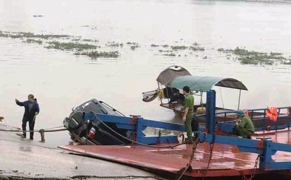 Xe Land Cruiser nằm dưới sông cùng thi thể tài xế - 1 Xe Land Cruiser nằm dưới sông cùng thi thể tài xế - 1