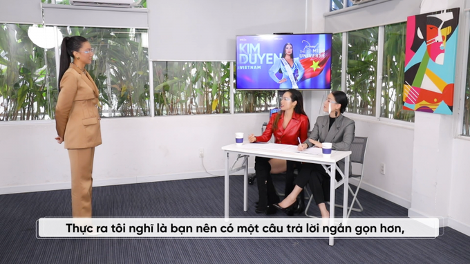 Xuất hiện và cố vấn cho Kim Duyên về kỹ năng phát âm khi sử dụng tiếng Anh, bằng trải nghiệm bản thân, Diễn viên - Đạo diễn Kathy Uyên và Á hậu Hoàng My tiết lộ một phương pháp độc đáo để giúp Kim Duyên rèn luyện kỹ năng phát âm.