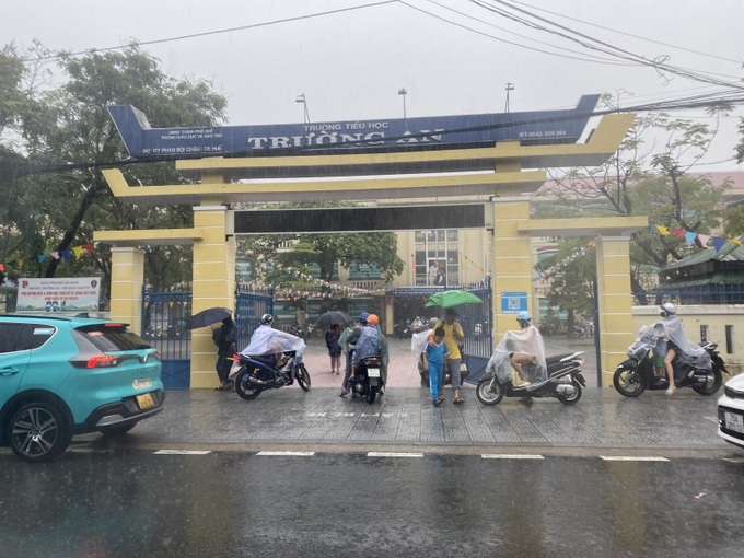 Đầu giờ chiều 13/10, các trường học trên địa bàn TP Huế thông báo cho phụ huynh đón con về để đảm bảo an toàn trước diễn biến mưa lũ phức tạp 
