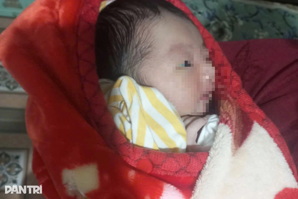 Phát hiện bé trai sơ sinh kèm mảnh giấy nhờ nuôi hộ - 1 Phát hiện bé trai sơ sinh kèm mảnh giấy nhờ nuôi hộ - 1