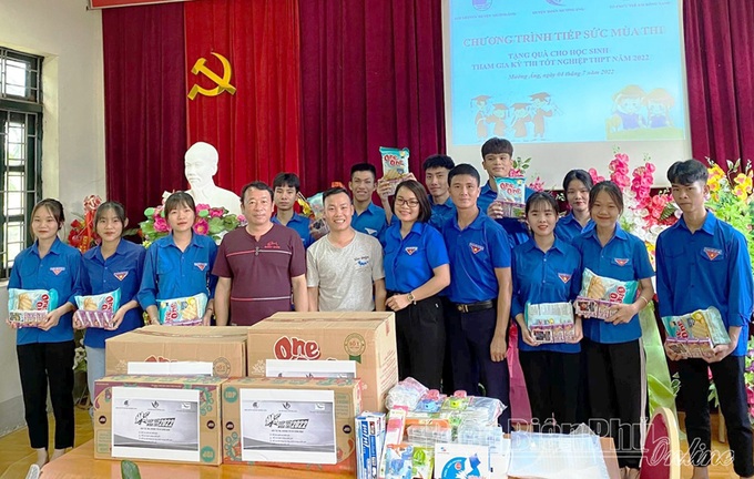 Huyện đoàn Mường Ảng tặng quà các thí sinh tham gia Kỳ thi tốt nghiệp THPT năm 2022. Ảnh baodienbienphu.info.vn