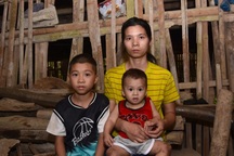 Người phụ nữ khuyết tật cật lực chăm lo mẹ già, bác bị liệt và 2 con nhỏ