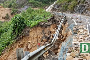 Mưa lớn khiến đường Nha Trang - Đà Lạt sạt lở hàng loạt