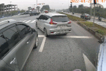 Tình huống tài xế ô tô vượt đèn đỏ nhưng lại được… khen ngợi