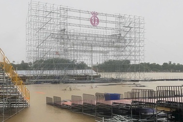 Nước lũ dâng cao "nhấn chìm" sân khấu chung kết Hoa hậu Việt Nam