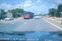 Rùng mình với tình huống vượt ẩu hết sức nguy hiểm của xe tải