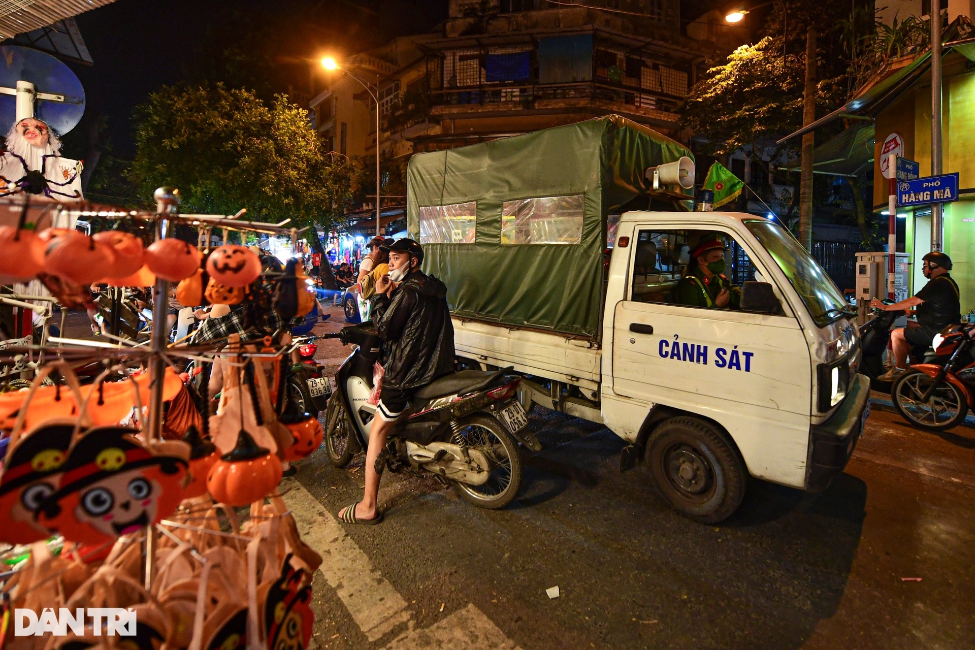 Đường phố Hà Nội chật kín người vui chơi, hóa trang kinh dị dịp Halloween - 11 Đường phố Hà Nội chật kín người vui chơi, hóa trang kinh dị dịp Halloween - 11