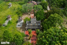 Chùa cổ với cây sứ và đại hồng chung trên 200 tuổi bên sông Bồ