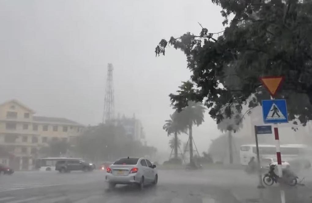Cơn mưa giải nhiệt ở quận Thuận Hóa, thành phố Huế