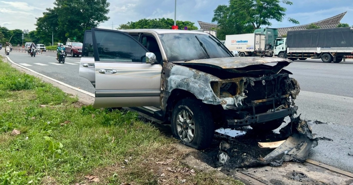 Ô tô 7 chỗ bốc cháy trong Khu Công nghệ cao TPHCM