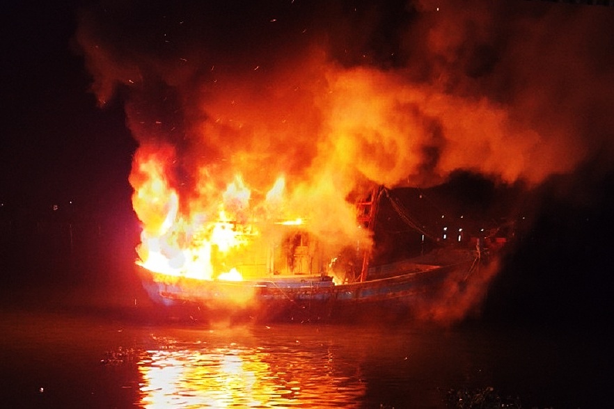 Hai tàu cá bốc cháy ngùn ngụt lúc rạng sáng - 1