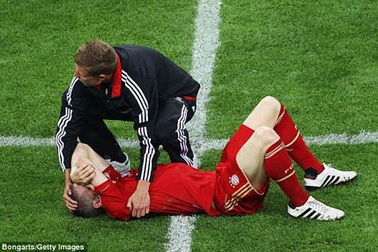 Schweinsteiger phô trương sức mạnh của Bayern Munich trước Arsenal