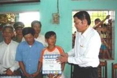 Tổng bí thư tặng quà cậu bé cứu sống 11 người