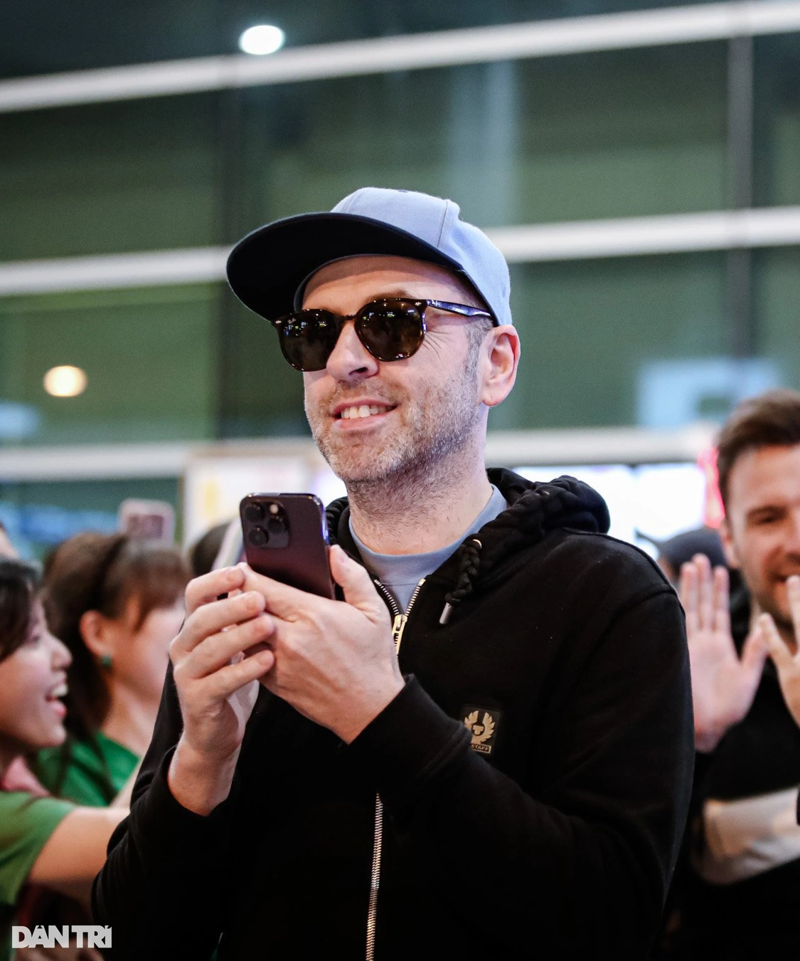 Westlife được bảo vệ nghiêm ngặt khi đến TPHCM, thân thiện chào fan Việt - 3