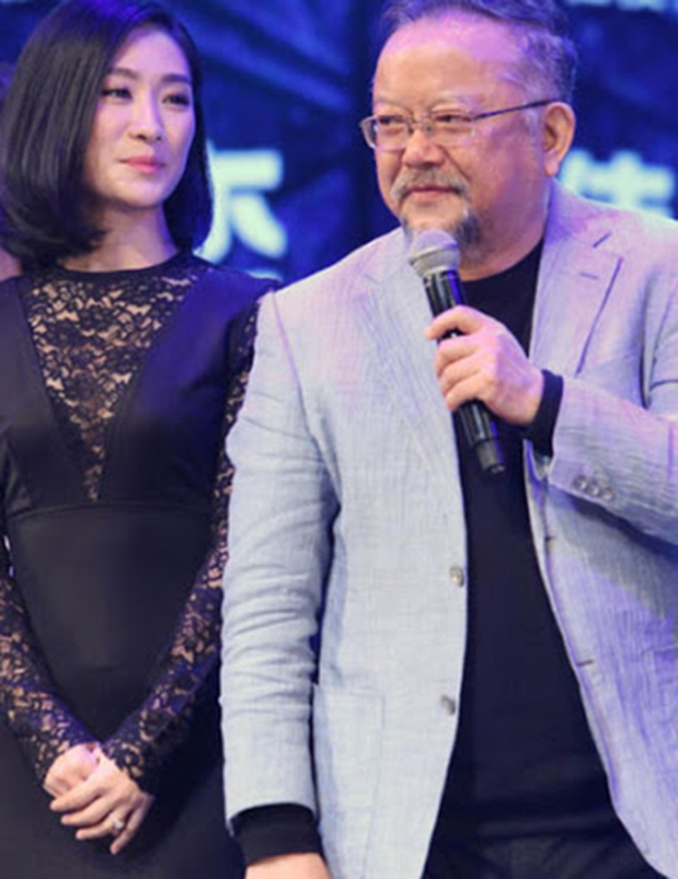 Hòa Thân Vương Cương sống sung túc bên người vợ kém 20 tuổi - 16