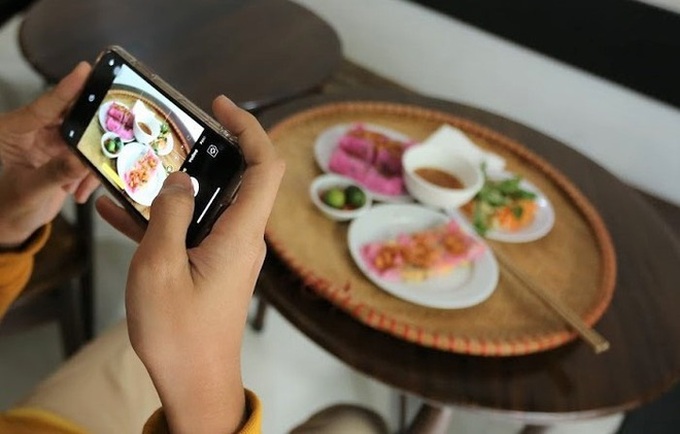 Bánh cuốn thanh long độc đáo nhất Hà Thành được làm như thế nào - Ảnh 11. Bánh cuốn thanh long độc đáo nhất Hà Thành được làm như thế nào - Ảnh 11.