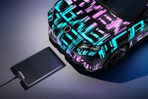 Porsche Cayenne bản chạy điện sẽ có tính năng sạc pin không dây