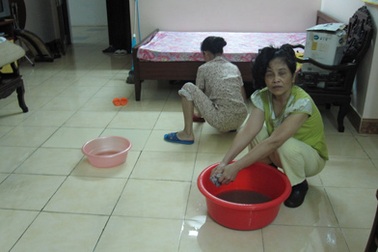 Sau mưa lớn, tầng 2 khu chung cư... ngập nước 