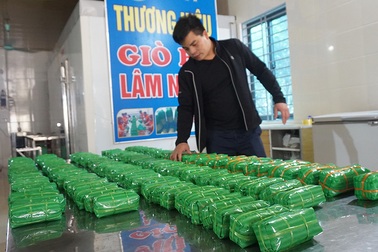 Người làm giò me đặc sản "chạy nước rút" những ngày cận Tết