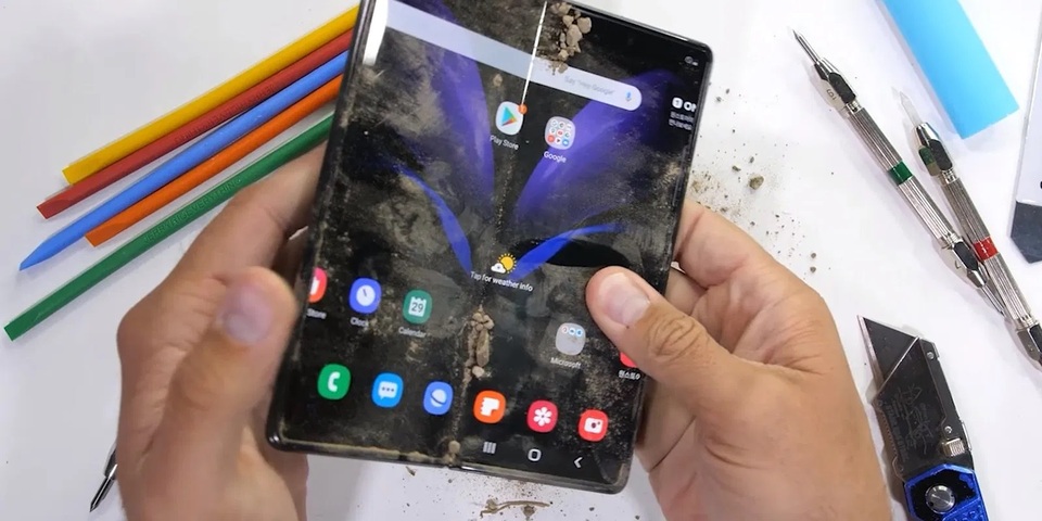 Kết quả bất ngờ với màn tra tấn Galaxy Z Fold2 để kiểm tra độ bền - 1 Kết quả bất ngờ với màn tra tấn Galaxy Z Fold2 để kiểm tra độ bền - 1