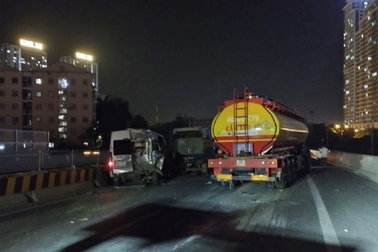 Xe bồn tông liên hoàn ở Hà Nội, 9 ô tô "dồn toa"