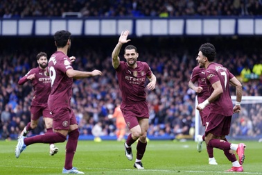 Bùng nổ ở phút cuối trước Everton, Man City chen chân vào top 4