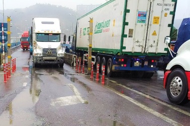 Giải cứu hàng trăm xe chở hàng bị tắc ở cửa khẩu