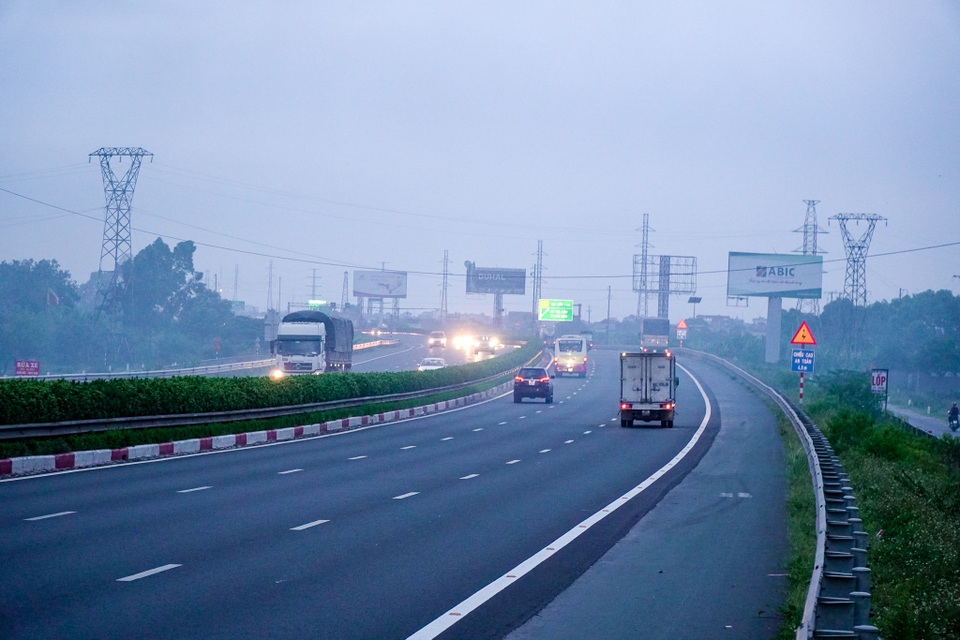 Khói mù mịt trên cao tốc Hà Nội - Ninh Bình - 4 Khói mù mịt trên cao tốc Hà Nội - Ninh Bình - 4