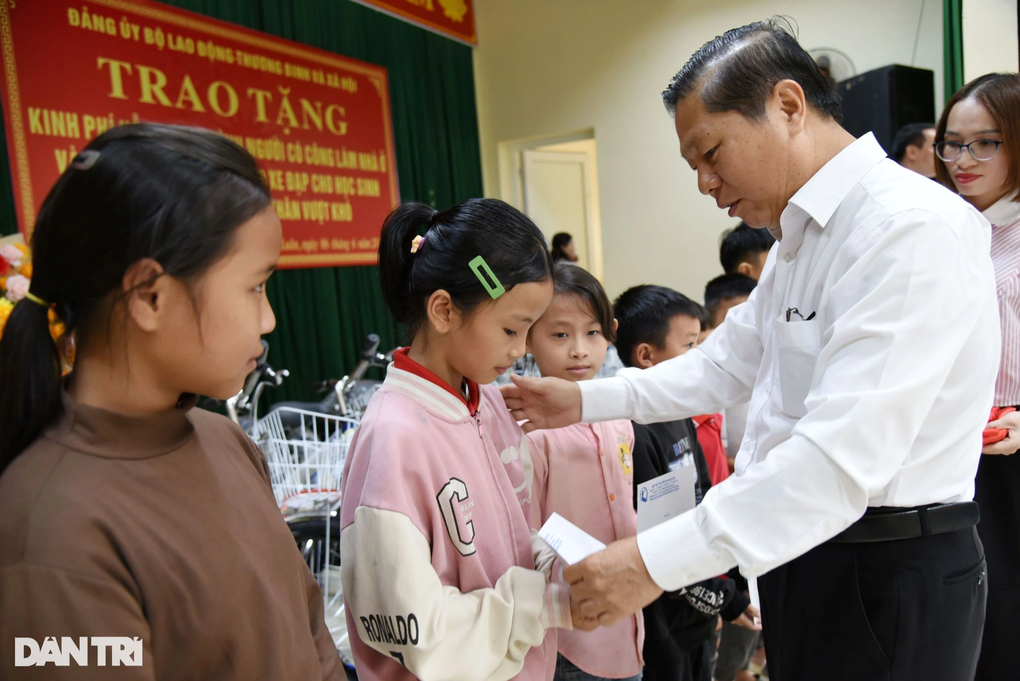 Nhiều phần quà tặng người có công, học sinh huyện miền núi Thanh Hóa - 3 Nhiều phần quà tặng người có công, học sinh huyện miền núi Thanh Hóa - 3