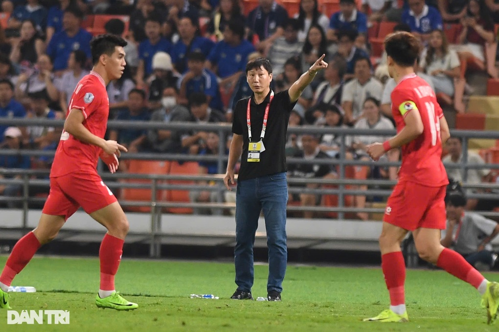 HLV Kim Sang Sik: Tôi khó chịu khi Thái Lan không chịu trả lại bàn thắng - 1