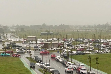 Hàng trăm ô tô được đưa đến công viên, vỉa hè tránh bão Bualoi