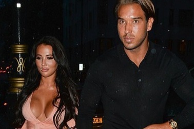 Yazmin Oukhellou khoe ngực nảy nở đi ăn cùng bồ cũ