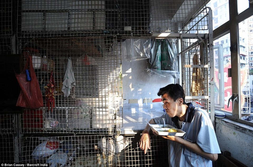 Nỗi ám ảnh Covid-19 với người nghèo sống trong chuồng cọp ở Hong Kong - 1